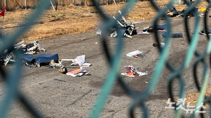 전남 무안국제공항에서 발생한 제주항공 참사로 여객기가 폭발한 잔해가 남은 활주로. 김수진 기자