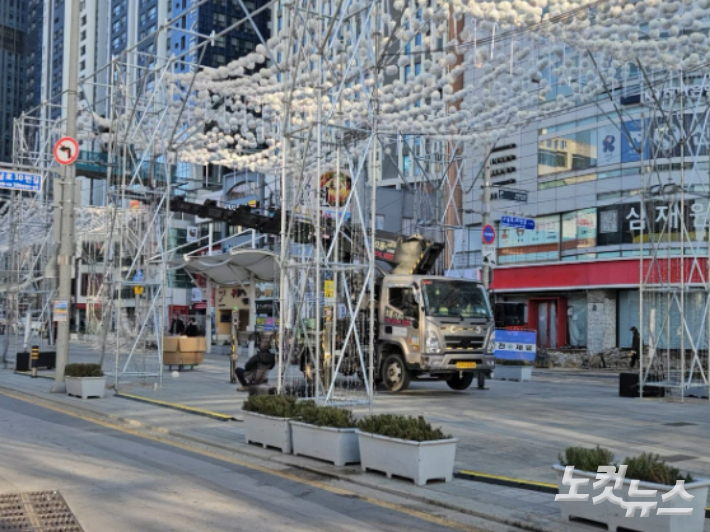 2일 부산 해운대빛축제가 진행 중인 해운대구 구남로 일대에 보완 공사가 이뤄지고 있다. 김혜민 기자 