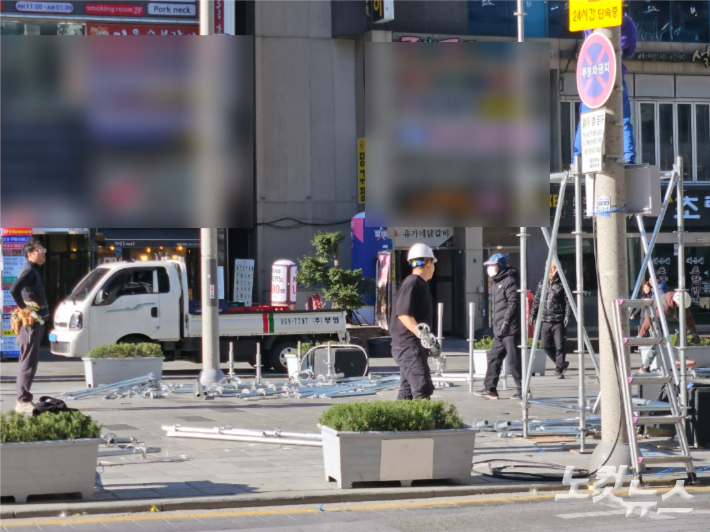 해운대 빛축제 개막일인 지난달 14일 구남로 일대에서 보완공사가 진행되고 있다. 김혜민 기자 