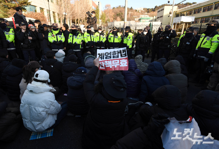 윤석열 대통령에 대한 체포영장 발부 사흘째인 2일 오후 서울 용산구 한남동 대통령 관저 인근 도로에서 윤 대통령 지지자들이 체포저지 농성을 벌이고 있다. 황진환 기자