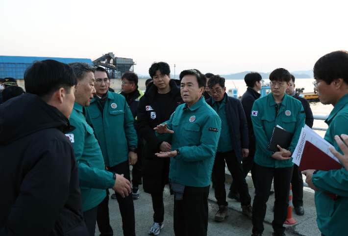 서해호 사고 종합상황실이 마련된 서산 구도항을 찾은 김태흠 지사. 충남도 제공