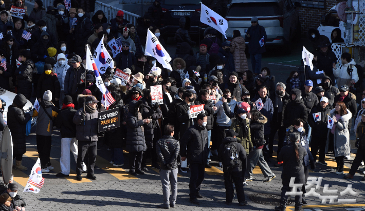 윤석열 대통령에 대한 체포영장 발부 사흘째인 2일 오후 서울 용산구 한남동 대통령 관저 인근에서 윤 대통령 지지자들이 체포저지 집회를 갖고 있다. 황진환 기자