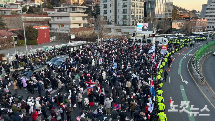 3일 서울 용산구 한남동 관저 인근에서 윤 대통령의 지지자들이 체포 저지를 위한 집회에 참석하고 있다. 박인 기자