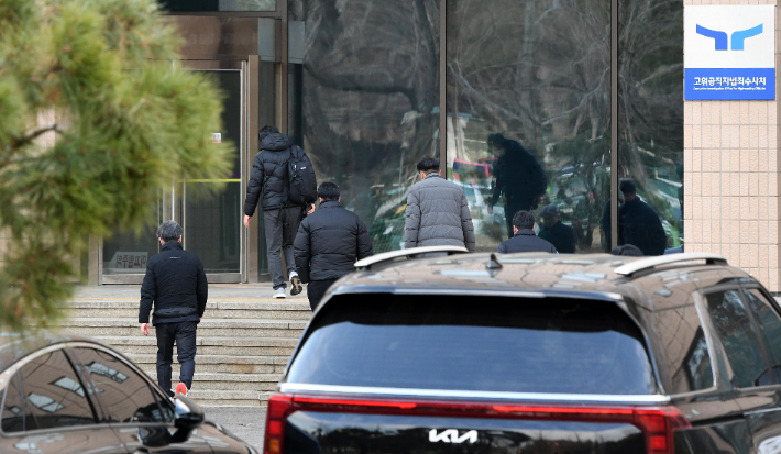 고위공직자수사처가 윤석열 대통령의 체포영장 집행에 나선 3일 오후 수사관들이 경기도 정부과천청사 공수처로 복귀하고 있다. 박종민 기자