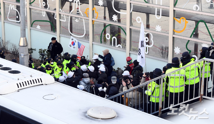 고위공직자범죄수사처 수사관들이 윤석열 대통령에 대한 체포영장 집행에 나선 3일 오전 서울 용산구 한남동 대통령 관저 인근에 윤 대통령 지지지자들이 모여 있다. 황진환 기자