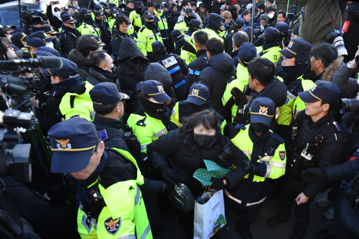 윤석열 대통령에 대한 체포영장 발부 사흘째인 2일 오후 서울 용산구 한남동 대통령 관저 정문 앞 도로에서 농성을 벌이던 윤 대통령 지지자들을 경찰들이 강제해산시키고 있다. 류영주 기자