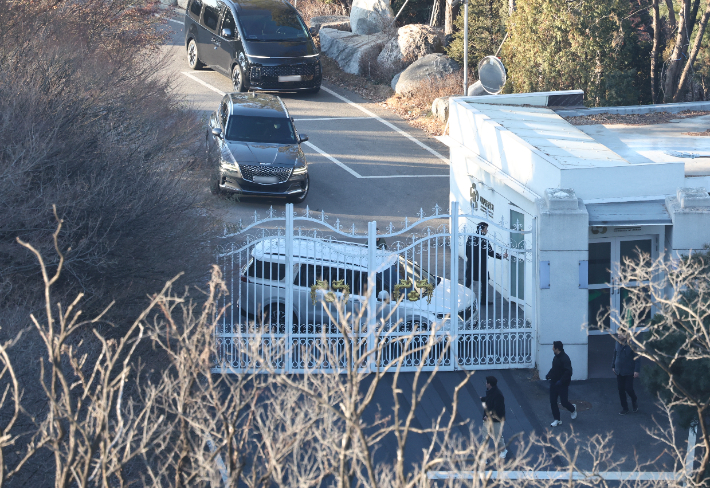 고위공직자범죄수사처가 윤석열 대통령의 체포영장 집행에 나선 지난 3일 서울 용산구 한남동 대통령 관저 경내에서 대통령 경호처 인원들이 철문 앞을 차량으로 막고 있는 모습. 연합뉴스