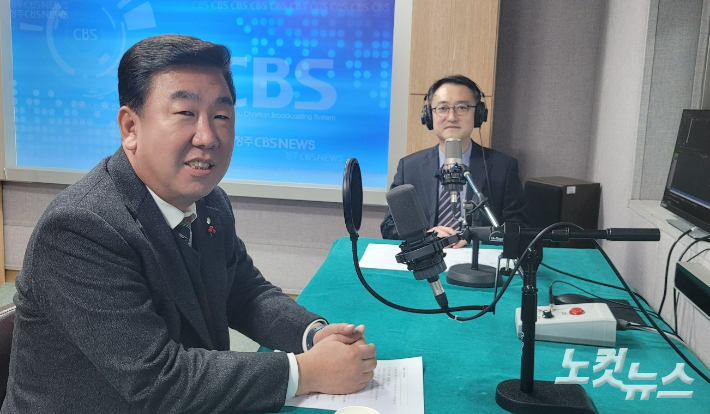 왼쪽부터 이범석 청주시장, 김종현 기자. 이은영 PD