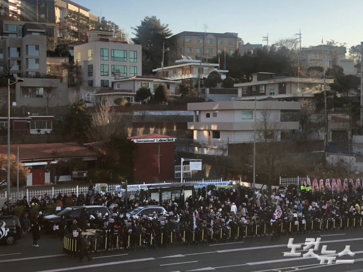 서울 한남동 대통령 관저에서 200ｍ쯤 떨어진 국제루터교회 앞에서 윤석열 대통령 탄핵 및 체포에 반대하는 대통령 지지자들이 4일 집회를 이어가고 있다. 이은지 기자