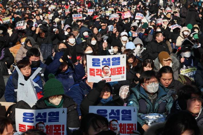 4일 서울 용산구 한남동 대통령 관저 인근에서 민주노총 등 진보단체 회원들이 탄핵 찬성 집회를 하고 있다. 연합뉴스