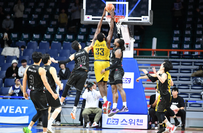 치나누 오누아쿠의 덩크슛. KBL 제공