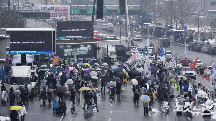 눈 내려도 계속되는 尹관저 앞 집회