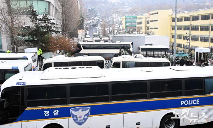 버스로 겹겹이 막힌 尹관저 입구