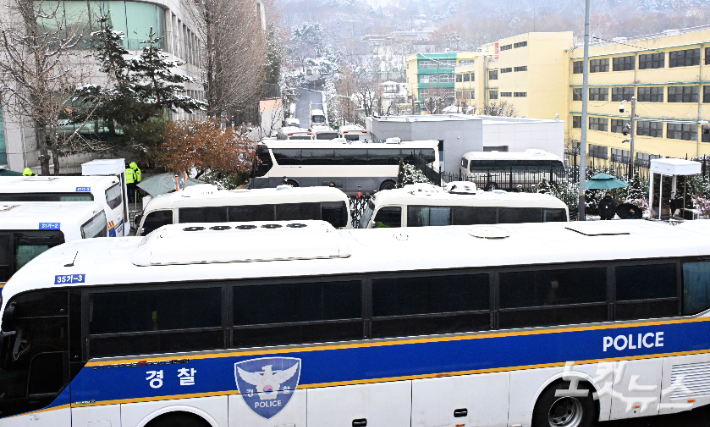 윤석열 대통령에 대한 공수처의 체포영장 유효기간 만료를 하루 앞둔 5일 서울 용산구 한남동 대통령 관저 입구가 버스들로 막혀 있다. 류영주 기자