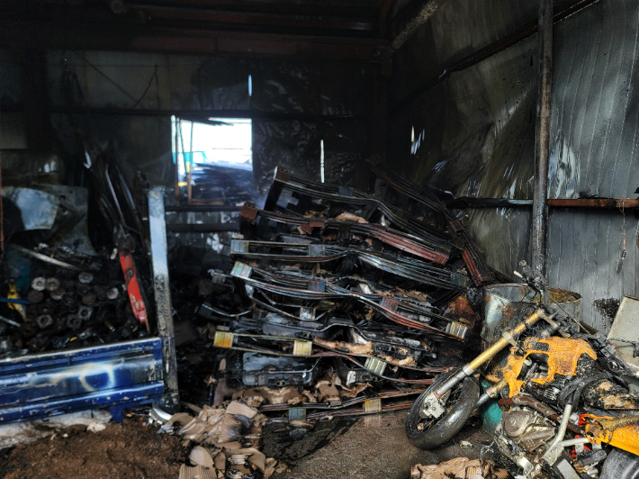 5일 부산 강서구의 한 중고자동차 부품창고에서 불이 나 3시간 만에 꺼졌다. 부산소방재난본부 제공 