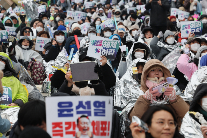 윤석열 대통령에 대한 고위공직자범죄수사처(공수처)의 체포영장 유효기간 만료를 하루 앞둔 5일 서울 용산구 대통령 관저 인근에서 민주노총 등 진보단체가 대통령 체포 및 탄핵 찬성 집회를 하고 있다. 연합뉴스