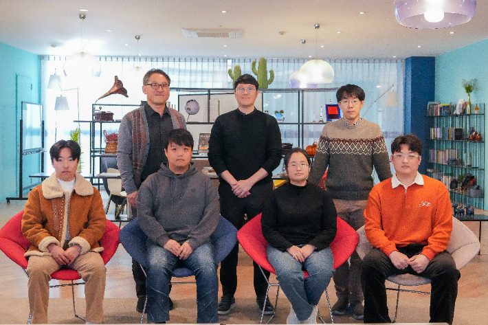 좌측 상단부터 시계방향으로 권태혁 · 민두영 · 민승규 교수, 박민규 · 김서윤 · 김어진 · 김성호 연구원. UNIST 제공