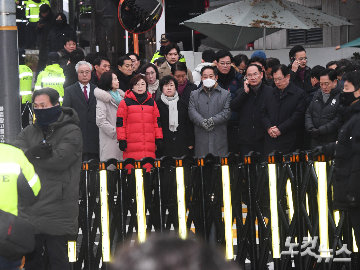 윤석열 대통령 체포영장 만료 시한인 6일 오전 국민의힘 의원들이 서울 용산구 한남동 대통령 관저 정문 앞에 모여있다. 황진환 기자