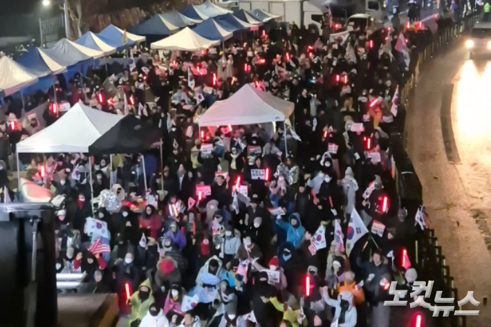 6일 오전 6시쯤 서울 용산구 한남도 대통령 관저 인근에서 윤석열 대통령 지지자들의 집회가 열렸다. 주보배 기자