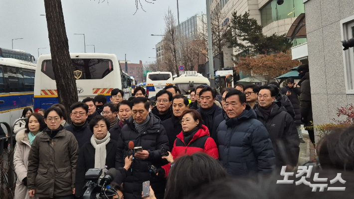 6일 오전 서울 용산구 한남동 대통령 관저 인근을 찾은 국민의힘 의원들이 취재진에 입장문을 발표하고 있다. 주보배 기자