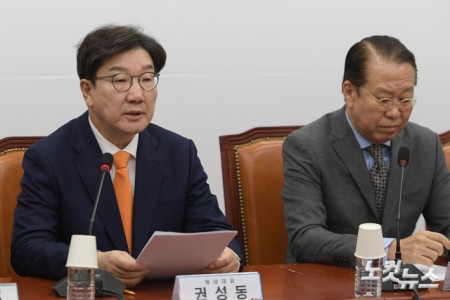 발언하는 권성동 원내대표