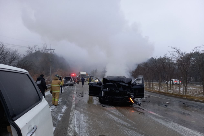 6일 오전 7시 35분쯤 경북 상주시 사벌국면 중부내륙고속도로에서 차량 5대가 추돌했다. 경북소방본부 제공