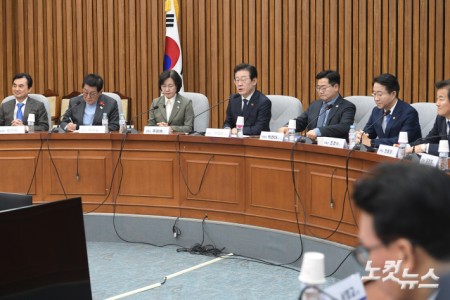 6일 서울 여의도 국회에서 열린 더불어민주당 중진의원 간담회에서 이재명 대표가 발언을 하고 있다.