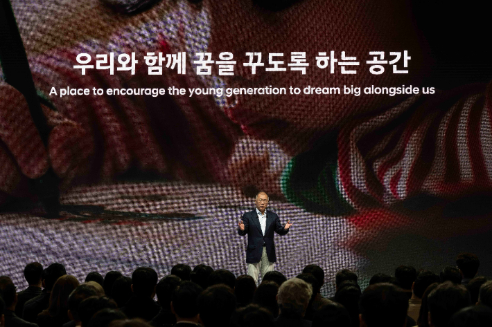 현대차그룹 2025년 신년회에서 그룹 임직원들에게 새해메시지를 전하고 있는 정의선 회장. 현대차그룹 제공