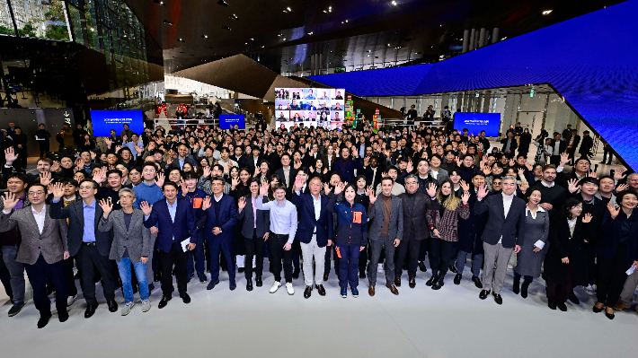 현대차그룹 2025년 신년회에서 정의선 회장과 경영진, 임직원들이 기념 촬영을 하고 있다. 현대차그룹 제공