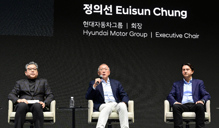 HMG 라운드 테이블에서 질문에 답하고 있는 정의선 회장. 현대차그룹 제공