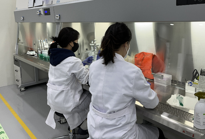㈜트윈위즈 항균제품 분석팀이 제품 개발을 하는 모습. 한국재료연구원 제공