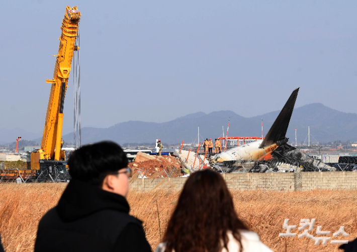 전남 무안국제공항에서 탑승객 181명을 태운 여객기가 착륙 중 활주로를 이탈해 사고가 발생한 지난달 29일 사고현장에서 소방대원들이 수습작업을 벌이고 있다. 무안(전남)=황진환 기자