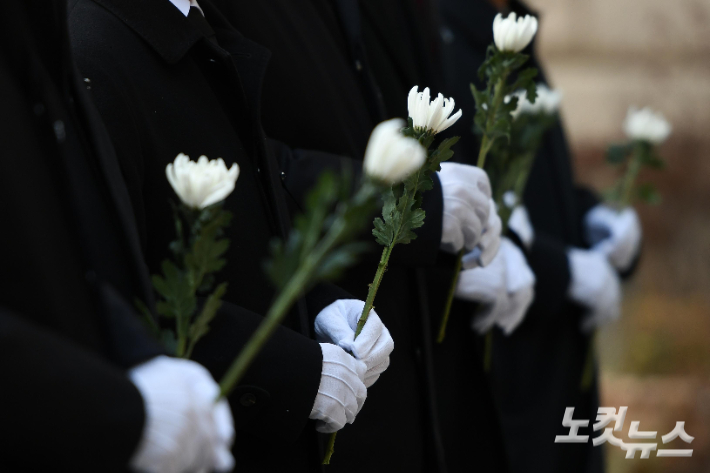 제주항공 참사 발생 닷새째인 2일 서울시청 앞에 마련된 제주항공 여객기 사고 희생자 합동분향소에 시민들의 추모 발길이 이어지고 있다. 박종민 기자