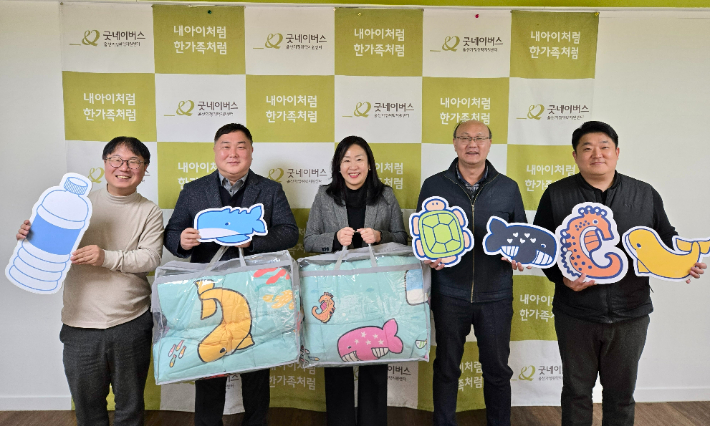 사회적협동조합 '바로가치' 멤버사이자 사회적기업인 ㈜백년건축과 ㈜우시산, ㈜바로퀵물류는 6일 굿네이버스 울산가정위탁지원센터를 찾아 '꿈꾸래 바다생물 이불' 60채를 전달했다 우시산 제공