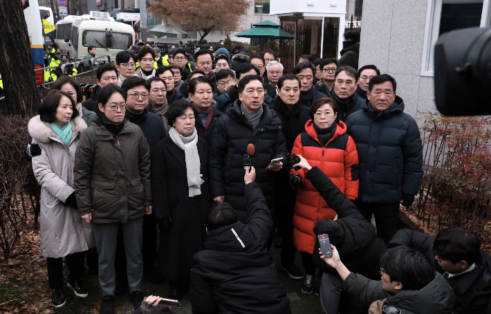 김기현 국민의힘 의원을 비롯한 소속 의원들이 6일 오전 서울 용산구 대통령 관저 앞에 모인 취재진에게 입장을 밝히고 있다. 황진환 기자