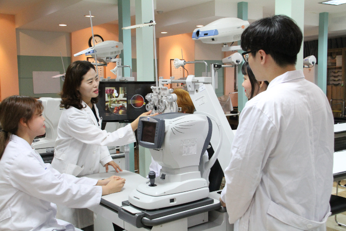 춘해보건대학교 안경광학과 졸업예정자 15명 중 14명이 2024년 제37회 안경사 국가시험에 합격했다. 안경공학과 학생들이 실습을 하고 있다. 춘해보건대 제공