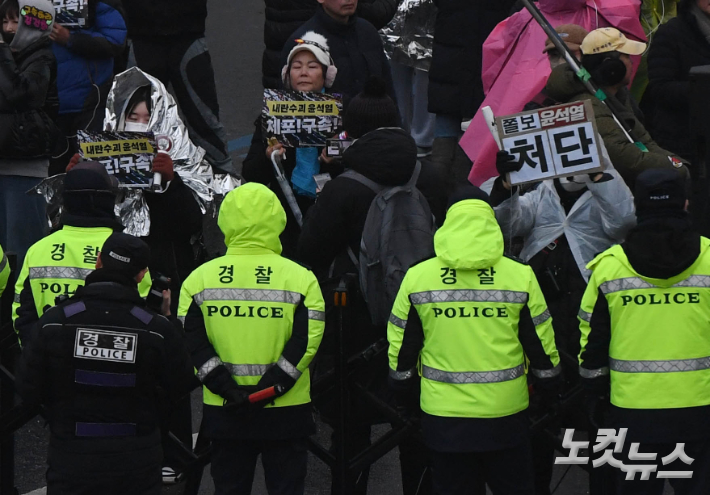 윤석열 대통령 체포영장 만료 시한인 6일 오전 서울 용산구 한남동 대통령 관저 인근에서 시민들이 윤 대통령 체포를 촉구하고 있다. 황진환 기자