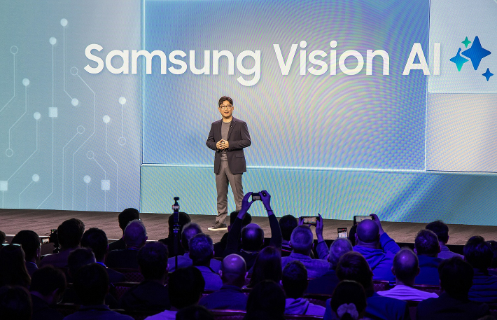 삼성전자 영상디스플레이사업부장 용석우 사장이 5일(현지시간) 진행된 '삼성 퍼스트 룩 2025(Samsung First Look 2025)' 행사에서 기조연설을 하고 있다. 삼성전자 제공 