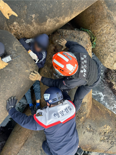 6일 오후 2시32분쯤 울산시 동구 슬도방파제 테트라포드 사이에 끼어있던 80대 남성이 구조되고 있다. 울산해양경찰서 제공