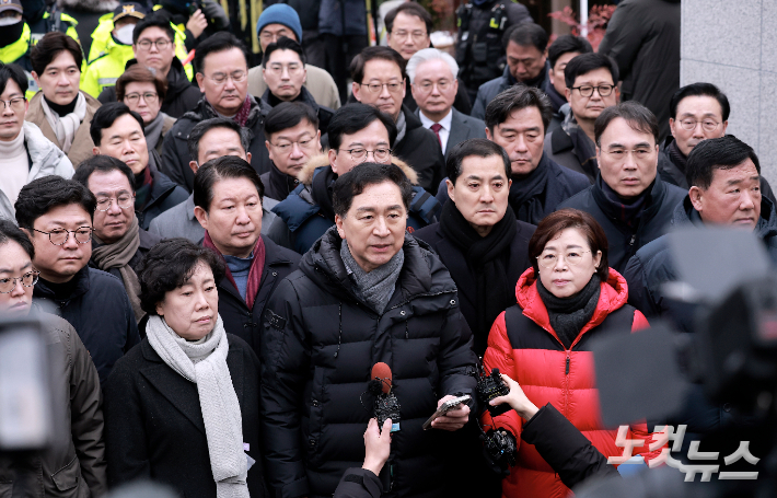 김기현 국민의힘 의원을 비롯한 소속 의원들이 6일 서울 용산구 대통령 관저 앞에 모인 취재진에게 입장을 밝히고 있다. 황진환 기자