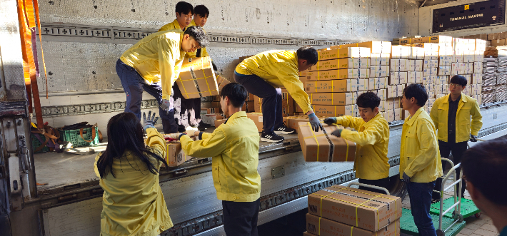 지난해 11월 치러진 2025학년도 수능시험 문제지와 답안지를 옮기는 모습. 충북교육청 제공