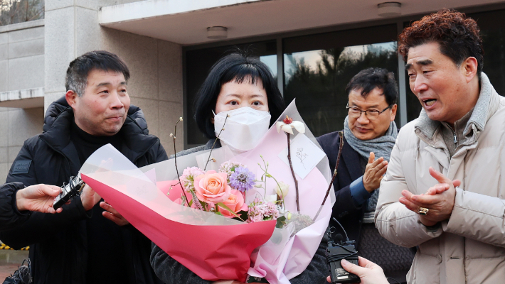 '24년 만에 무죄 선고'…출소하는 김신혜 씨. 연합뉴스