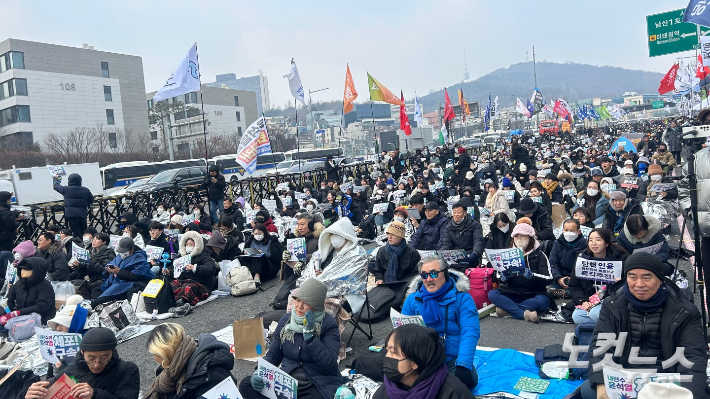 또 뒤로 밀린 '尹 체포'…한남동 관저 앞은 여전히 '혼란'