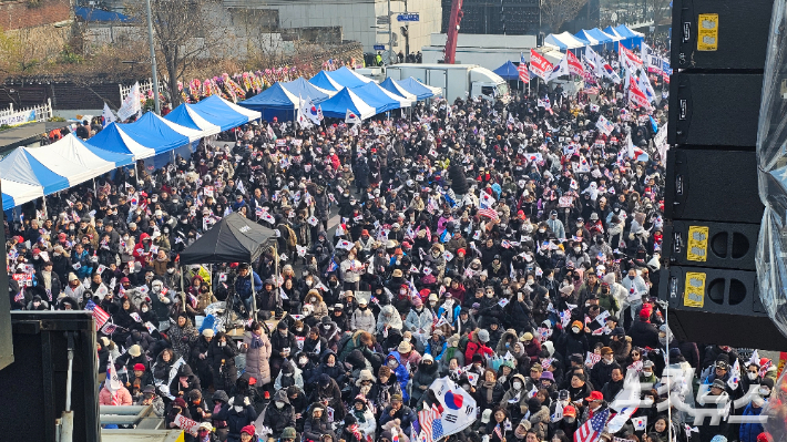 6일 서울 용산구 한남동 국제루터교회 앞에서 윤석열 대통령의 체포를 저지하는 집회가 열리고 있다. 나채영 기자