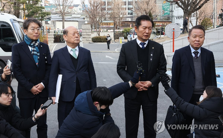 (서울=연합뉴스) 임화영 기자 = 윤석열 대통령의 탄핵심판 사건 2회 변론준비기일인 3일 오후 국회측 법률대리인단 공동 대표 김이수 전 헌법재판관(오른쪽부터), 정청래 국회 탄핵소추단장, 송두환 전 인권위원장, 최기상 민주당 의원이 서울 종로구 헌법재판소로 향하며 취재진의 질문에 답하고 있다. 2025.1.3 [공동취재] hwayoung7@yna.co.kr 연합뉴스