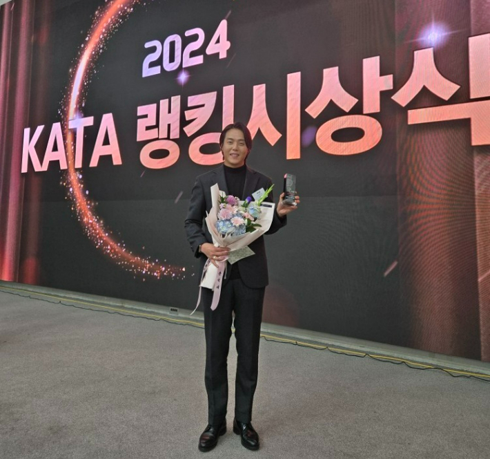 지난 4일 2024 KATA(한국테니스진흥협회) 랭킹 시상식에서 오픈부 시즌 랭킹 1위를 차지한 손이수 씨. 본인 제공