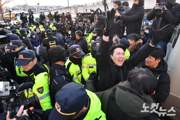 윤석열 대통령에 대한 체포영장 발부 사흘째인 2일 오후 서울 용산구 한남동 대통령 관저 정문 앞 도로에서 농성을 벌이던 윤 대통령 지지자들을 경찰들이 강제해산시키고 있다. 류영주 기자