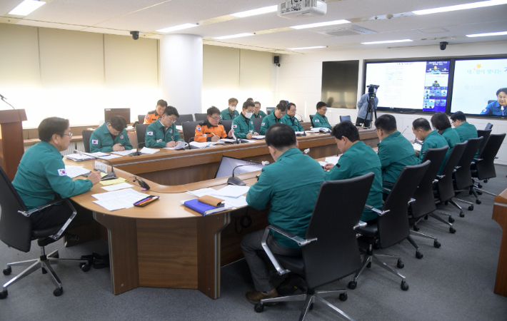 광주시는 7일 시청 재난대책회의실에서 관계부서 및 5개 자치구 합동으로 '대설대책 점검회의'를 열고, 폭설·한파에 인명과 재난 피해를 최소화하기 위한 분야별 대책을 점검하고 있다. 광주시 제공 