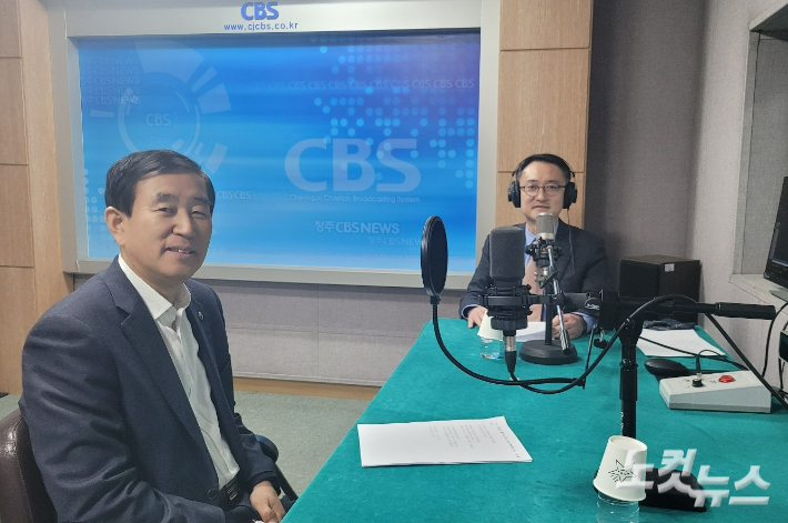 왼쪽부터 조길형 충주시장, 김종현 앵커. 충북CBS