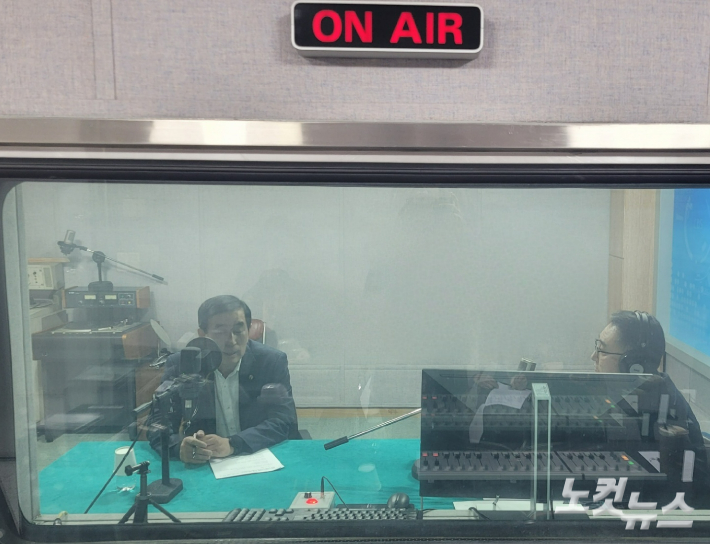 왼쪽부터 조길형 충주시장, 김종현 앵커. 충북CBS